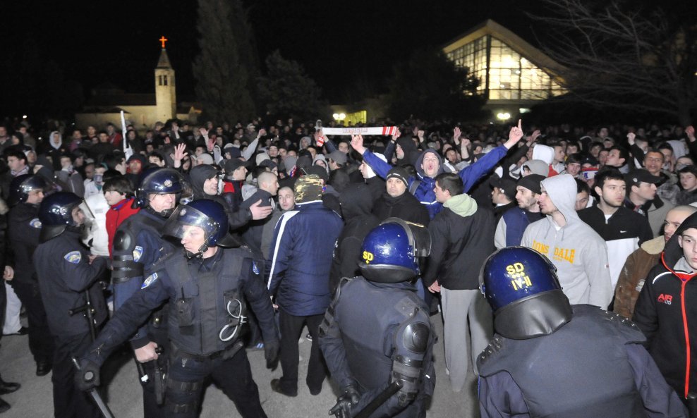 Navijači i policija na Poljudu