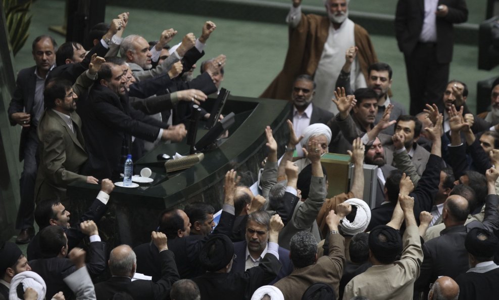 Iranski parlamentarci 