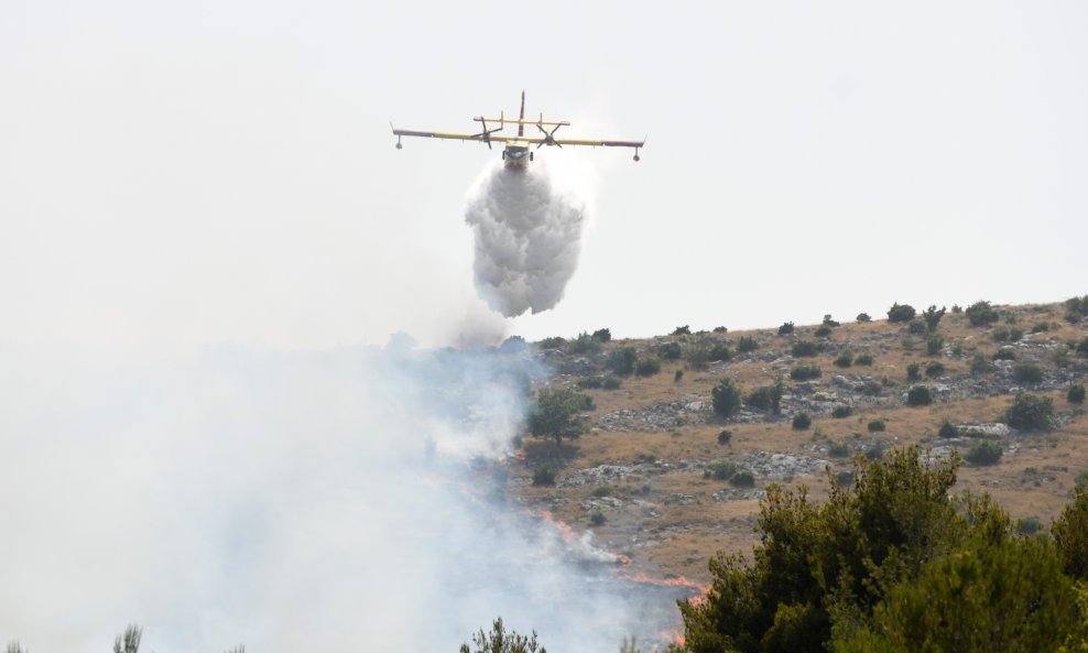 Šibenik: Vatrogasci se bore s požarom koji se širi s odlagališta otpada prema Industrijskoj zoni Podi