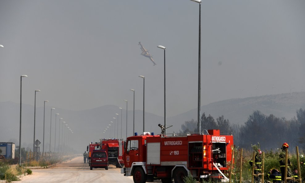 Šibenik: Vatrogasci se bore s požarom koji se širi s odlagališta otpada prema Industrijskoj zoni Podi