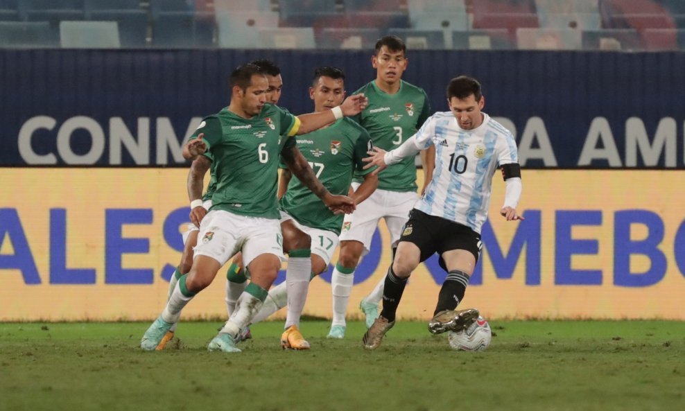 Lionel Messi (s loptom), okružen bolivijskim igračima