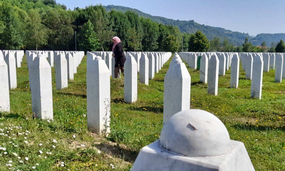 Ramiza Omerović na groblju na kojemu su sahranjeni njezini najbliži