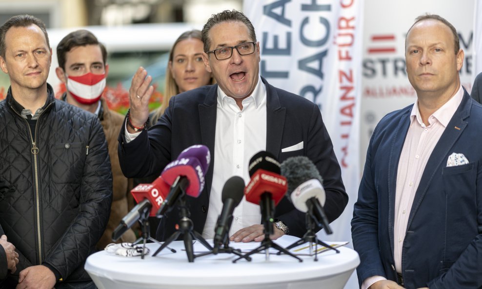 Hans-Christian Strache (za govornicom)