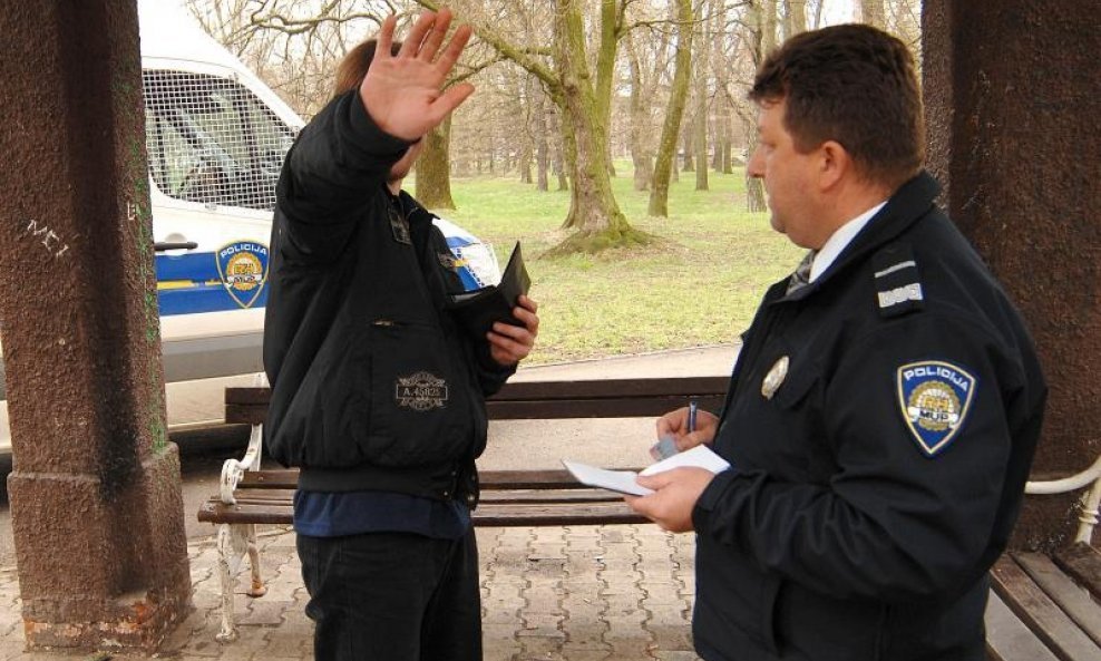 alkohol park policija opijanje