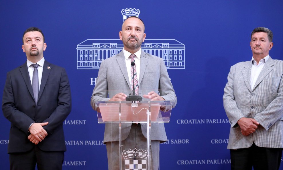 Marijan Pavliček, Hrvoje Zekanović i Željko Sačić smatraju da je za uvođenje eura potreban referendum