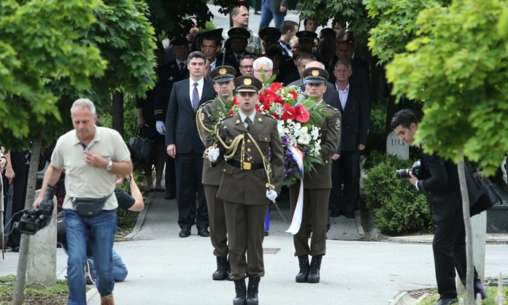 Državni dužnosnici na Gradskom groblju Mirogoj položili vijence povodom Dana državnosti