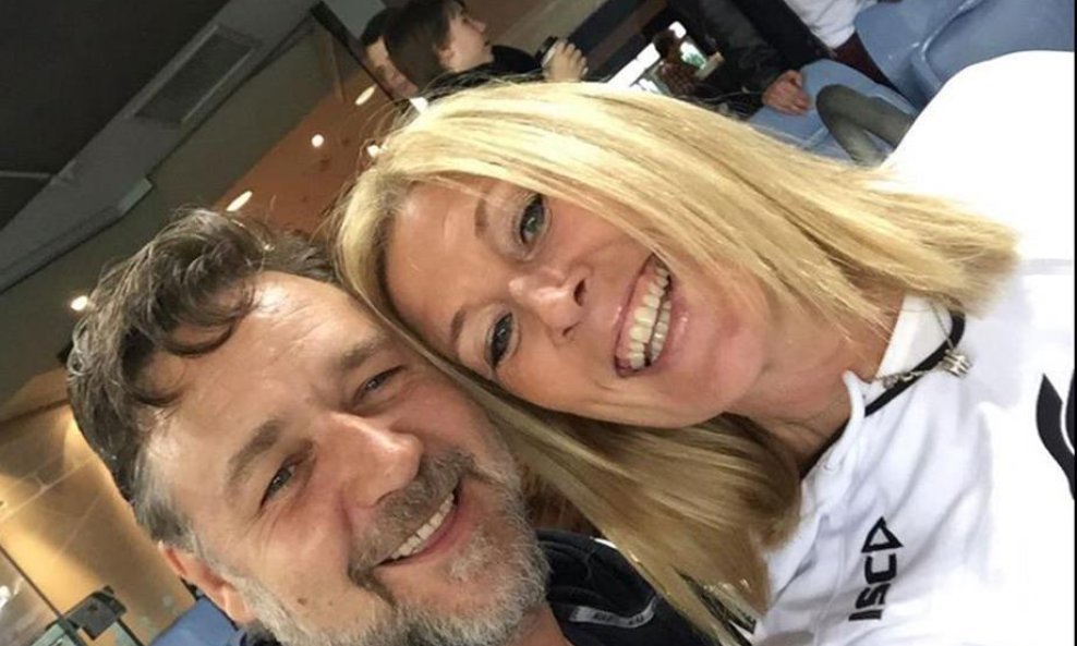 Russell Crowe ne skida osmijeh s lica u društvu Julie Burgess