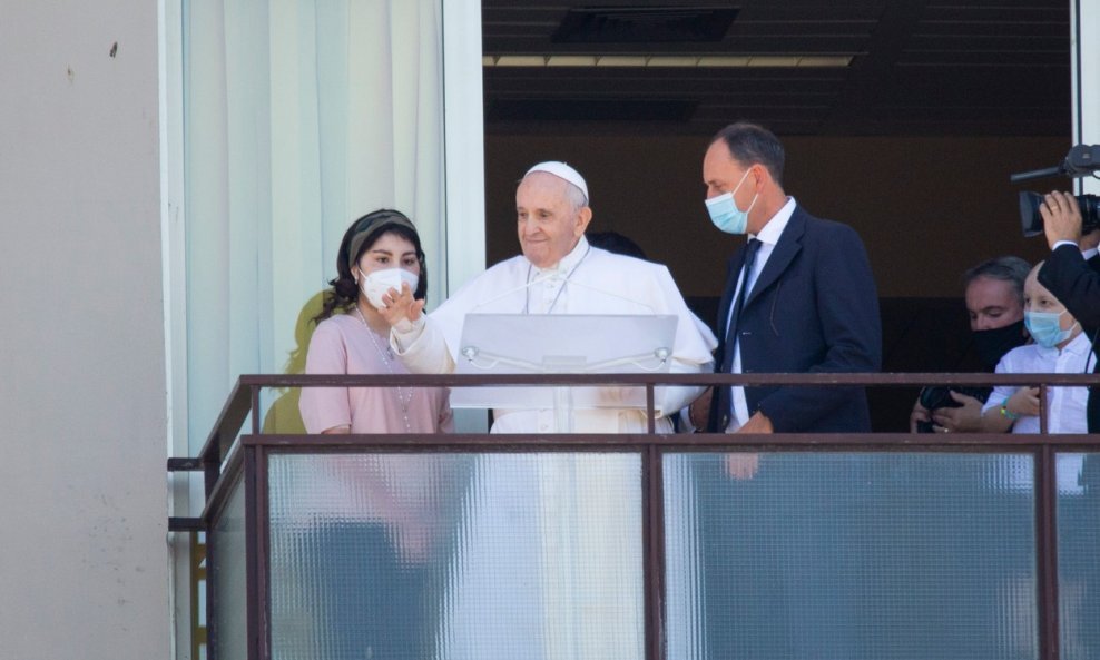 Papa Franjo na bolničkom balkonu
