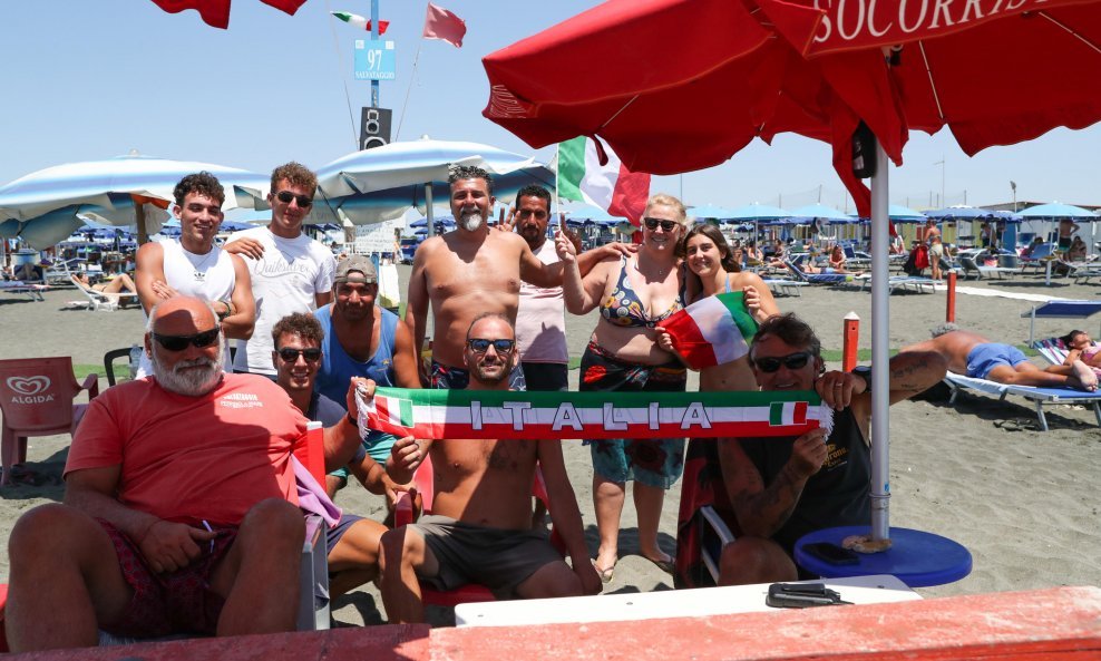 Talijanski navijači na plaži kod Rima