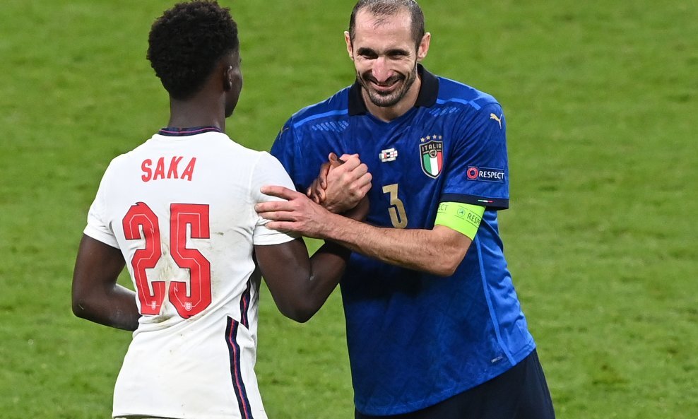 Bukayo Saka i Giorgio Chiellini