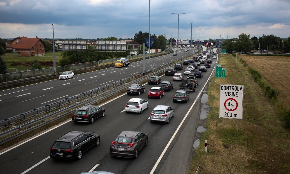 Pojačan promet prema moru na naplatnim kućicama Lučko