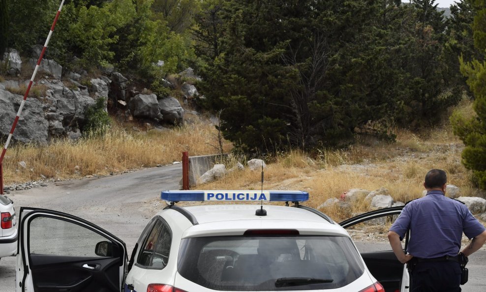 Nepoznata muška osoba u Splitu je 17. srpnja 2021. napala zaposlenicu ugostiteljskog objekta na plaži Firule te nakon toga pobjegla. Na fotografiji: Policijska blokada prema kamenolomu gdje se skriva napadač