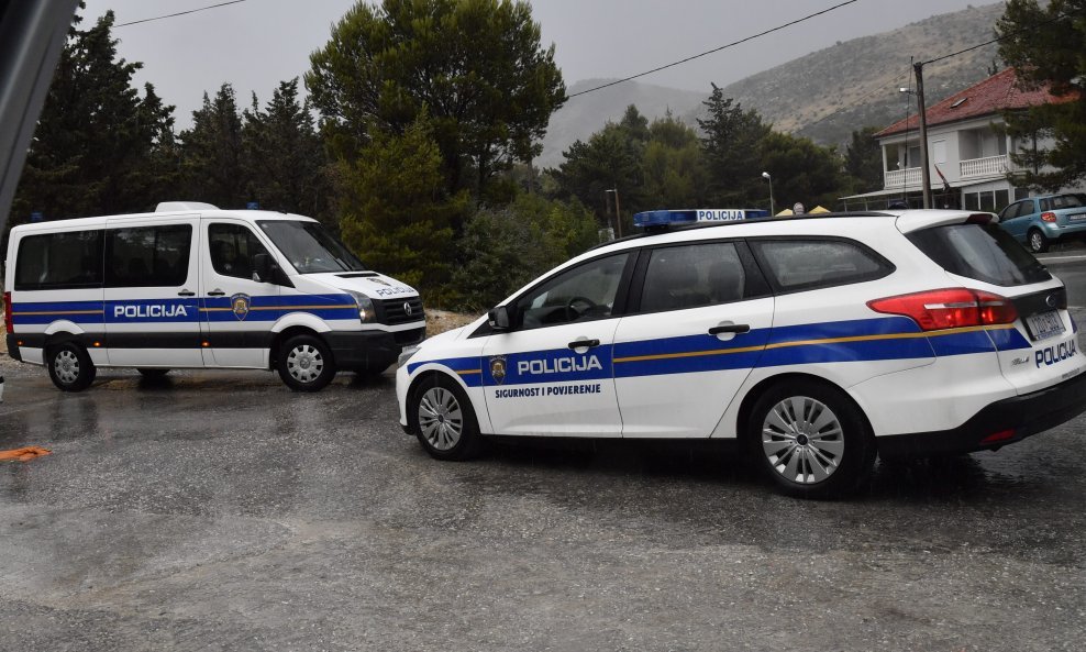 Nepoznata muška osoba u Splitu je 17. srpnja 2021. napala zaposlenicu ugostiteljskog objekta na plaži Firule te nakon toga pobjegla. Na fotografiji: Policijska blokada prema kamenolomu gdje se skriva napadač