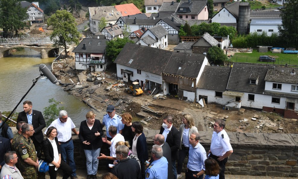 Njemačka kancelarka Angela Merkel u obilasku poplavljenih područja 18. srpnja 2021.