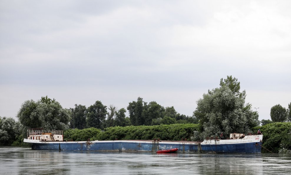 Vatrogasci od jutra spašavaju brod na Savi u Zagrebu