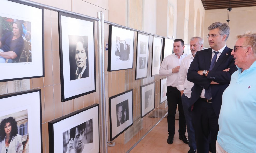 Premijer Andrej Plenkovic posjetio izlozbu Jadrana Lazica u Gradskoj vijecnici na Hvaru