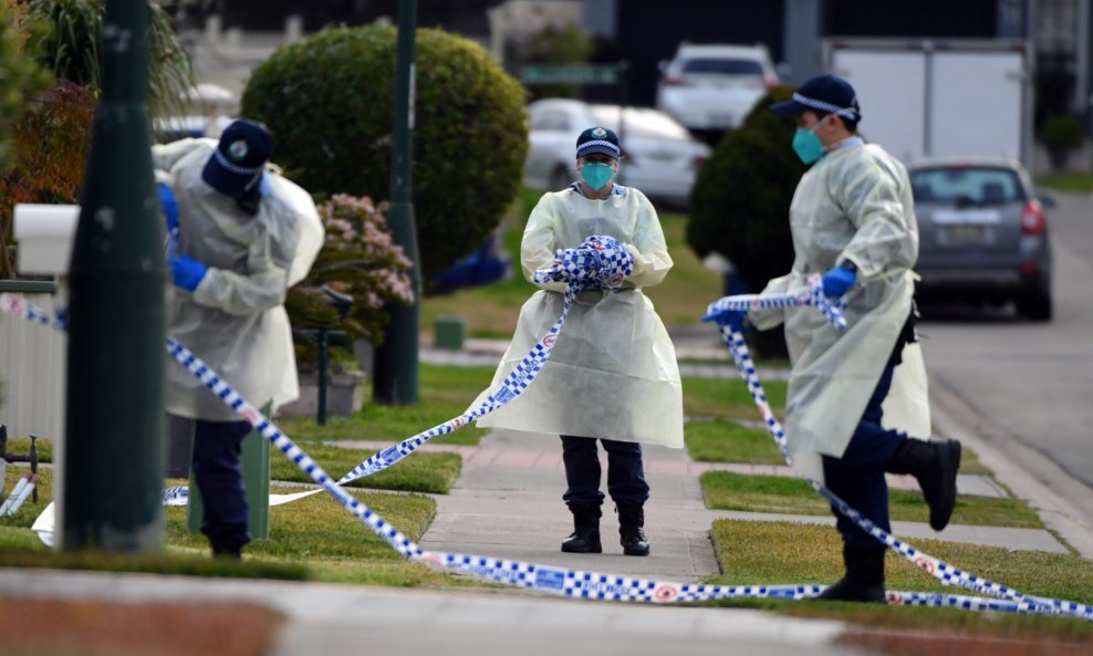 Uklanjanje policijske trake oko kuće preminule od Covida u Sydneyju