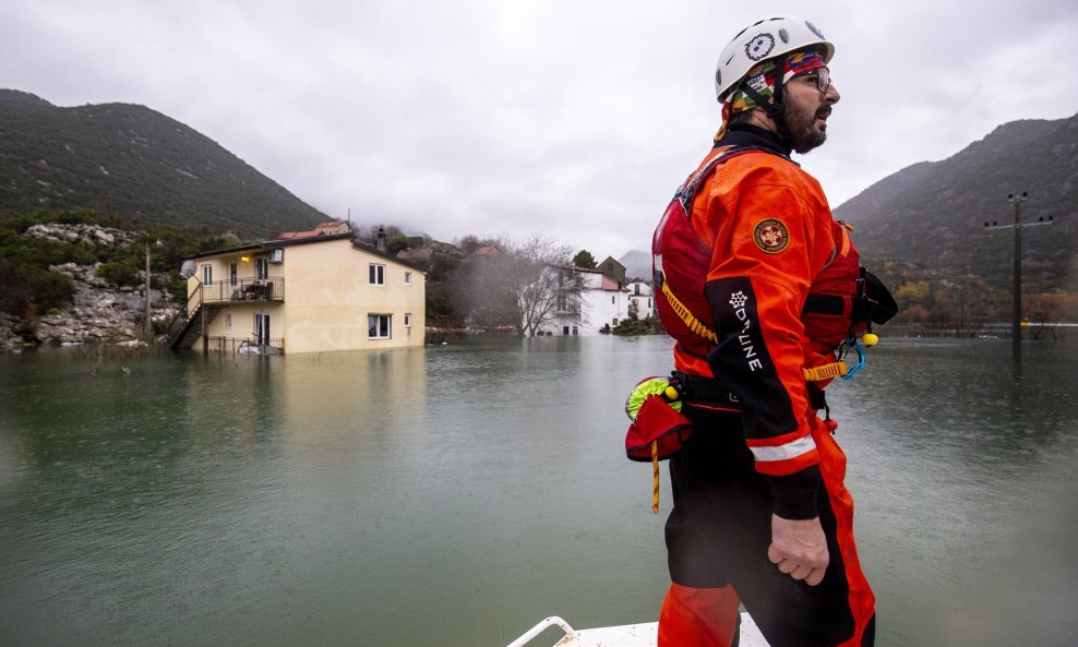 Lokalno stanovništvo već godinama upozorava na poplave u Vrgoračkom polju, no na kraju su osuđeni na pomoć HGSS-a