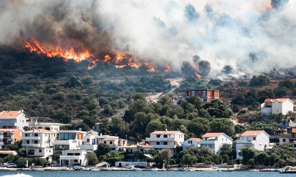 Požar u Zatoglavu kod Rogoznice