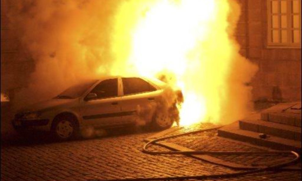 zapaljeni auto