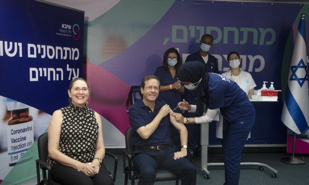 Isaac Herzog u društvu supruge Michal prima treće cjepivo