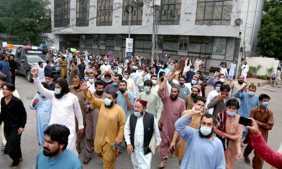 Pred cjepilištem u Karachiju došlo je do nereda