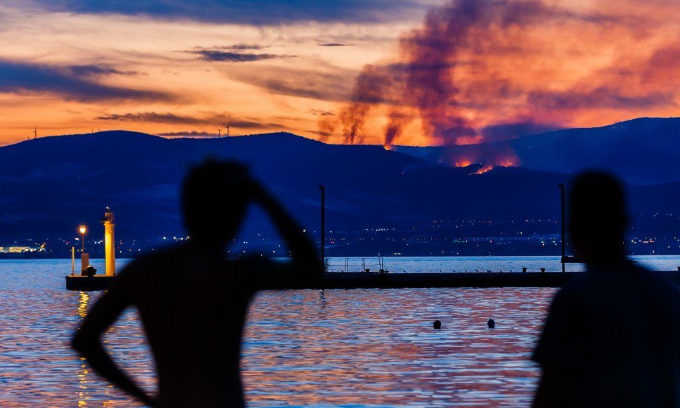 Pogled iz Splita na požar u okolici Segeta Gornjeg