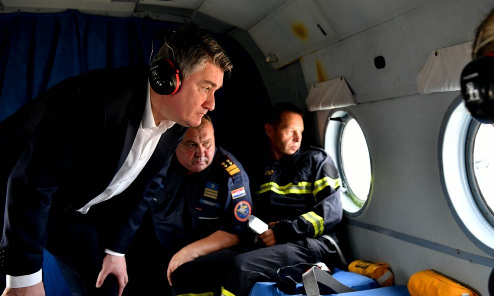 Zoran Milanović u društvu glavnog vatrogasnog zapovjenika Slavka Tucakovića u helikopteru iznad požarišta