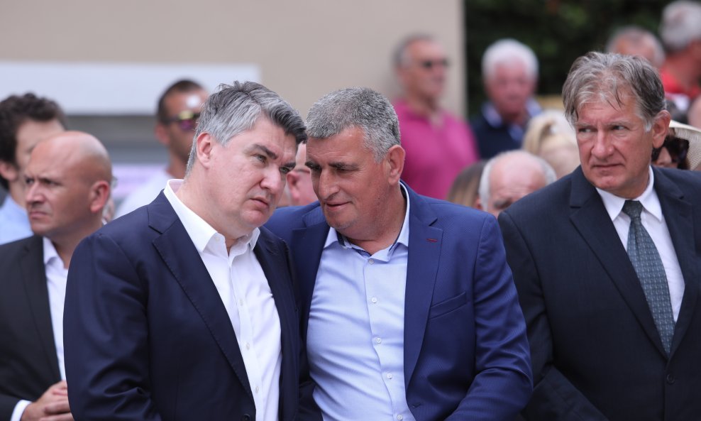 Zoran Milanović s gradonačelnikom Sinja Mirom Buljem na otkrivanju spomenika akademskom kiparu Anti Župiću