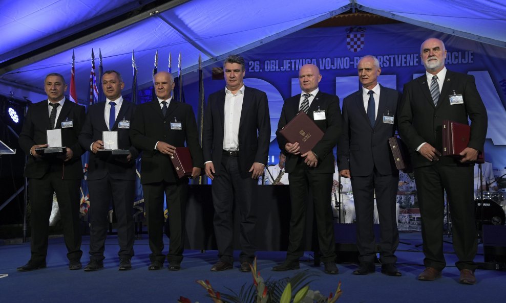 Predsjednik Zoran Milanović s odlikovanim ratnim zapovjednicima
