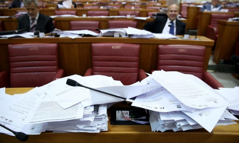  Uz sve moderne tehnologije za vrijeme plenarne sjednice Sabora sabornica je prepuna tiskanih materijala. Svaki prijedlog koji udje na dnevni red dostavlja se zastupnicima na klupe a krajem tjedna, odnosno nakon glasovanja sve zavrsi u reciklazi. Photo: P