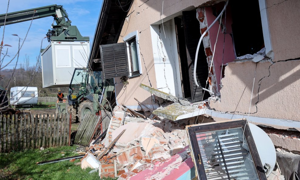Kontejner pokraj potresom porušene kuće