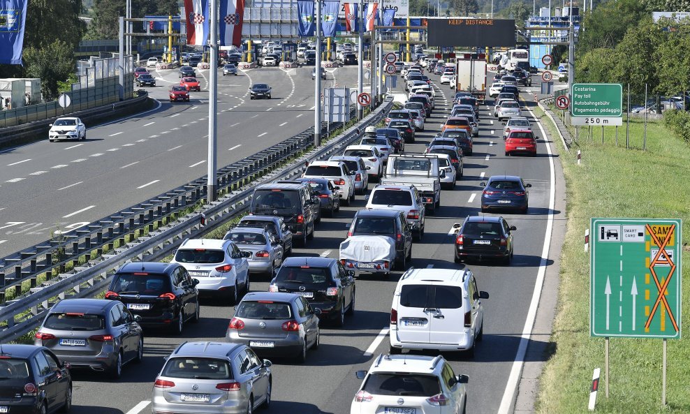 Gužva je na naplatnim kućicama na Lučkom