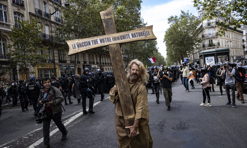 Prosvjed protiv korona mjera u Parizu