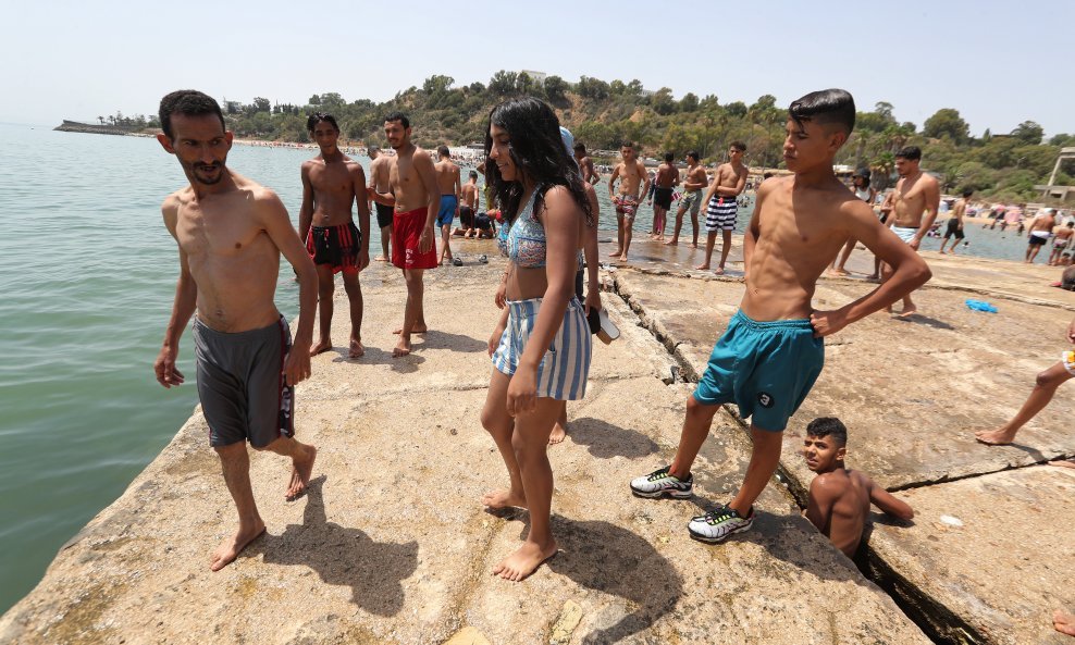 Stanovnici glavnog grada Tunisa spas od vrućina potražili su u moru