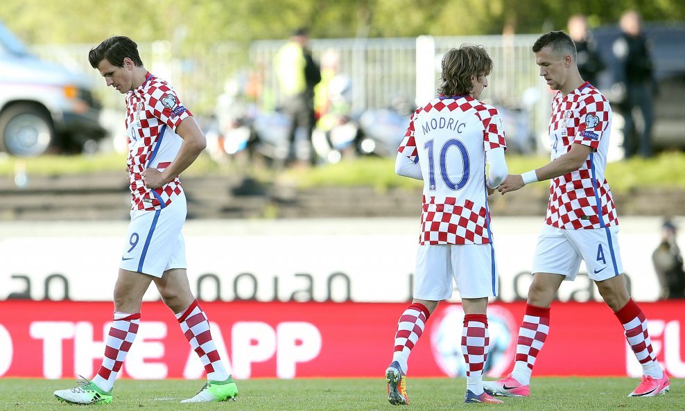 Slijeva Ivan Santini, Luka Modrić i Ivan Perišić