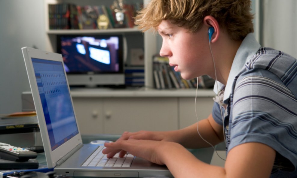 dječak tinejdžer računalo kompjuter laptop