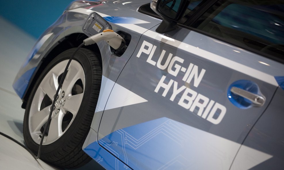 Modeli plug-in hibridnih automobila koji emitiraju najviše 50 grama CO₂/km ili imaju čisto električni domet od najmanje 60 kilometara moći će dobiti potpore u Njemačkoj