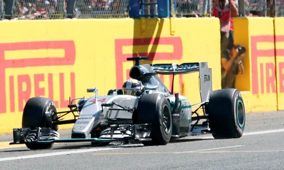 Lewis Hamilton na startno-ciljnoj ravnini Monze