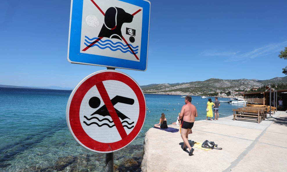 Zbog zagađenja mora na plaži u Klenovici zabranjeno je kupanje