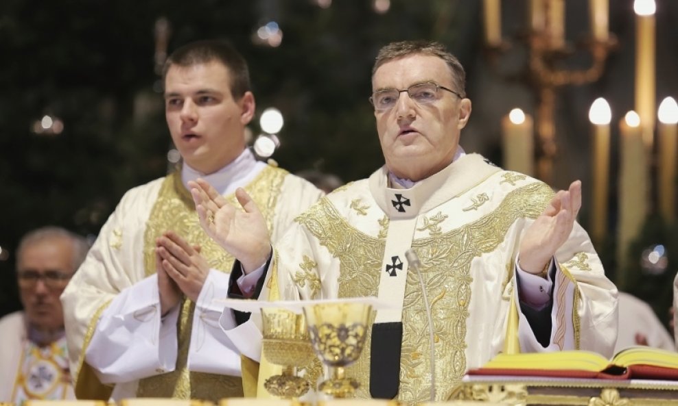 Kardinal Bozanić predvodio polnoćku u zagrebačkoj katedrali