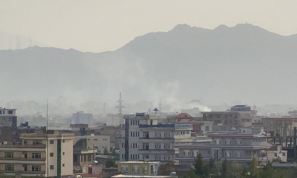 Dim nakon eksplozije u blizini međunarodne zračne luke Hamid Karzai u Kabulu, 29. kolovoza 2021.