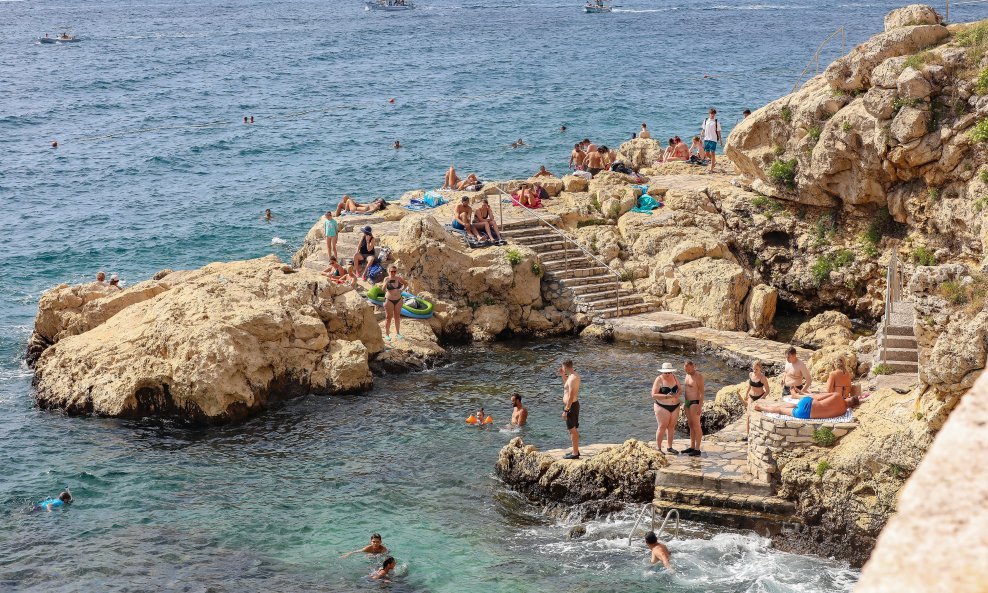 Kupači na plaži u Rovinju