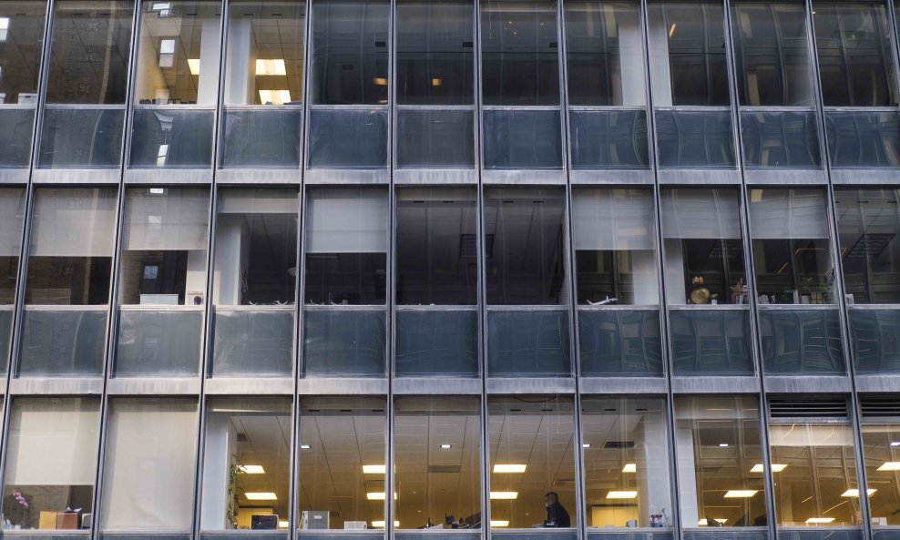 Gotovo prazan poslovni neboder u blizini Times Squarea u New Yorku