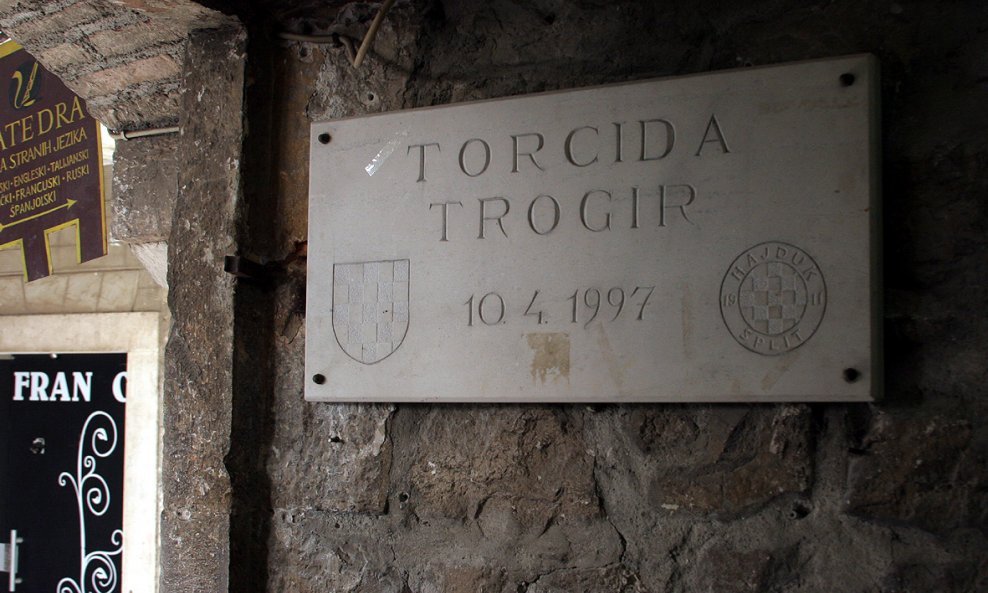 Trogir Torcidina spomen ploča