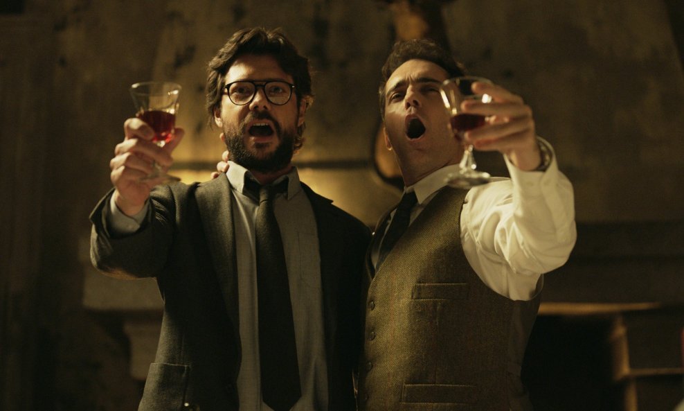 Alvaro Morte i Pedro Alsonso u seriji 'Money Heist' pjevaju 'Bella ciao'