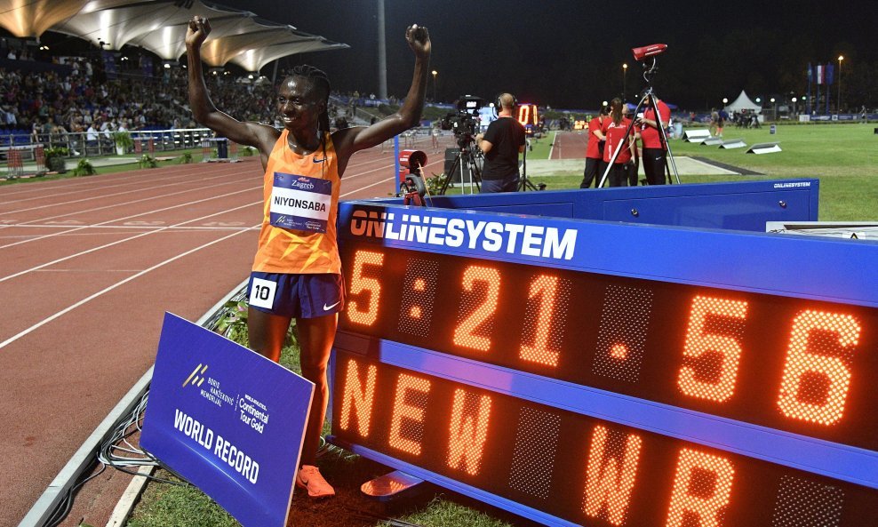 Francine Nyonsaba s rezultatom svjetskog rekorda