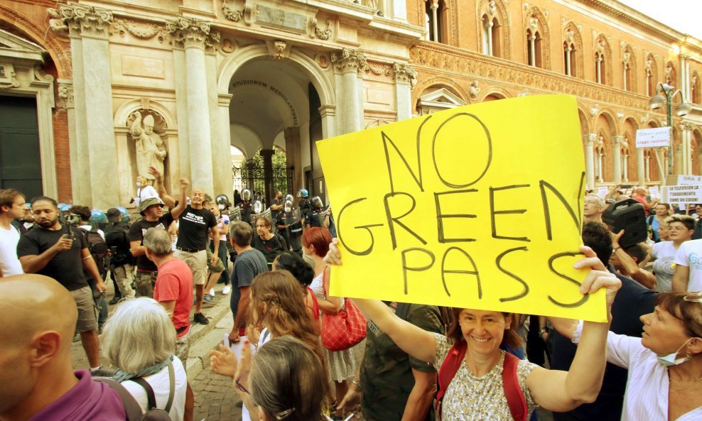 Prosvjedi antivaksera u Milanu protiv 'zelenih propusnica'