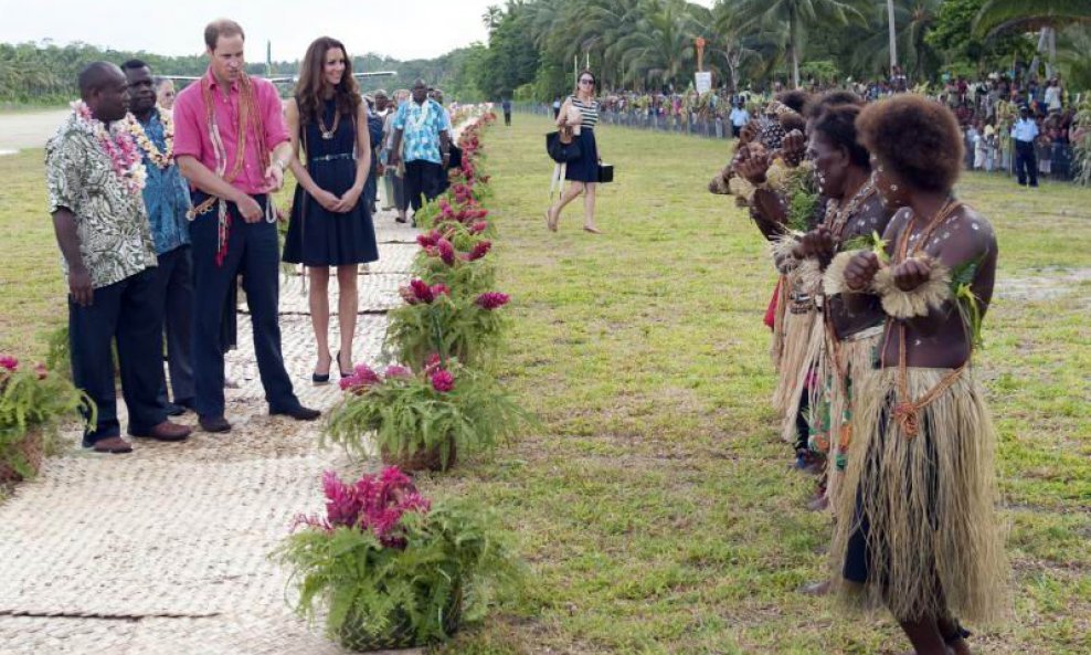 Kate Middleton i princa Williama dočekale toples plesačice