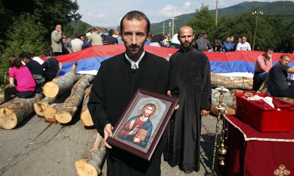 2011-08-01T091204Z_01_MDJ02_RTRIDSP_3_KOSOVO-BORDER